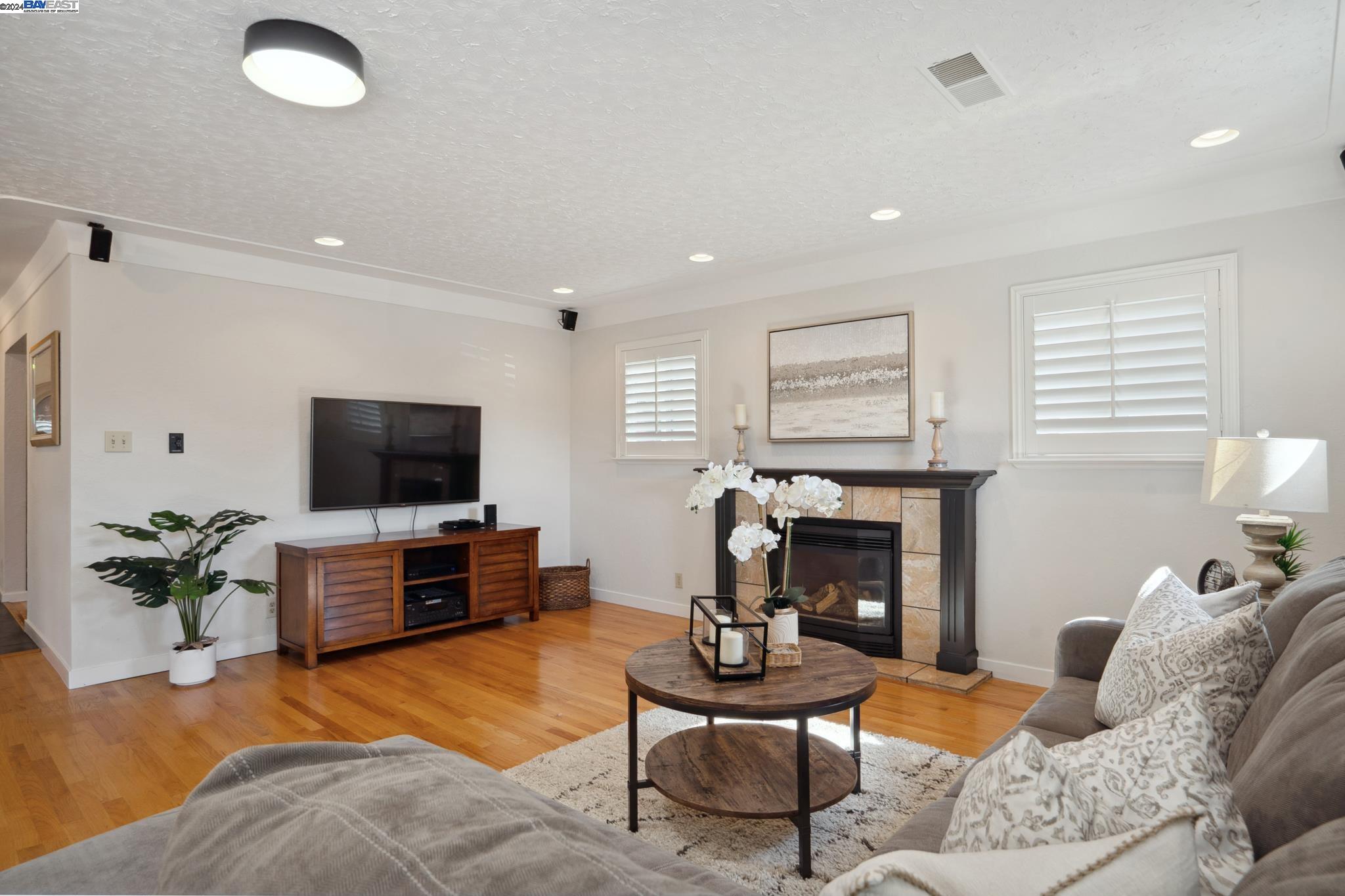 1387 Hillview Dr