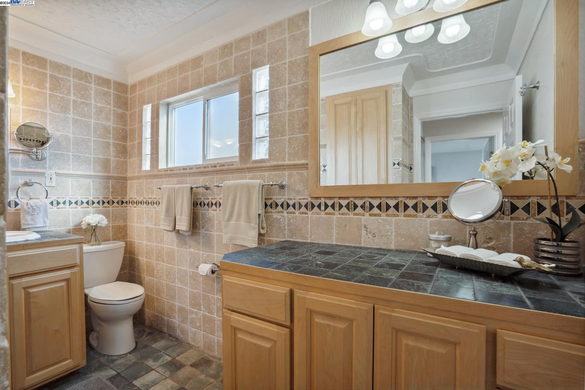 1387 Hillview Dr