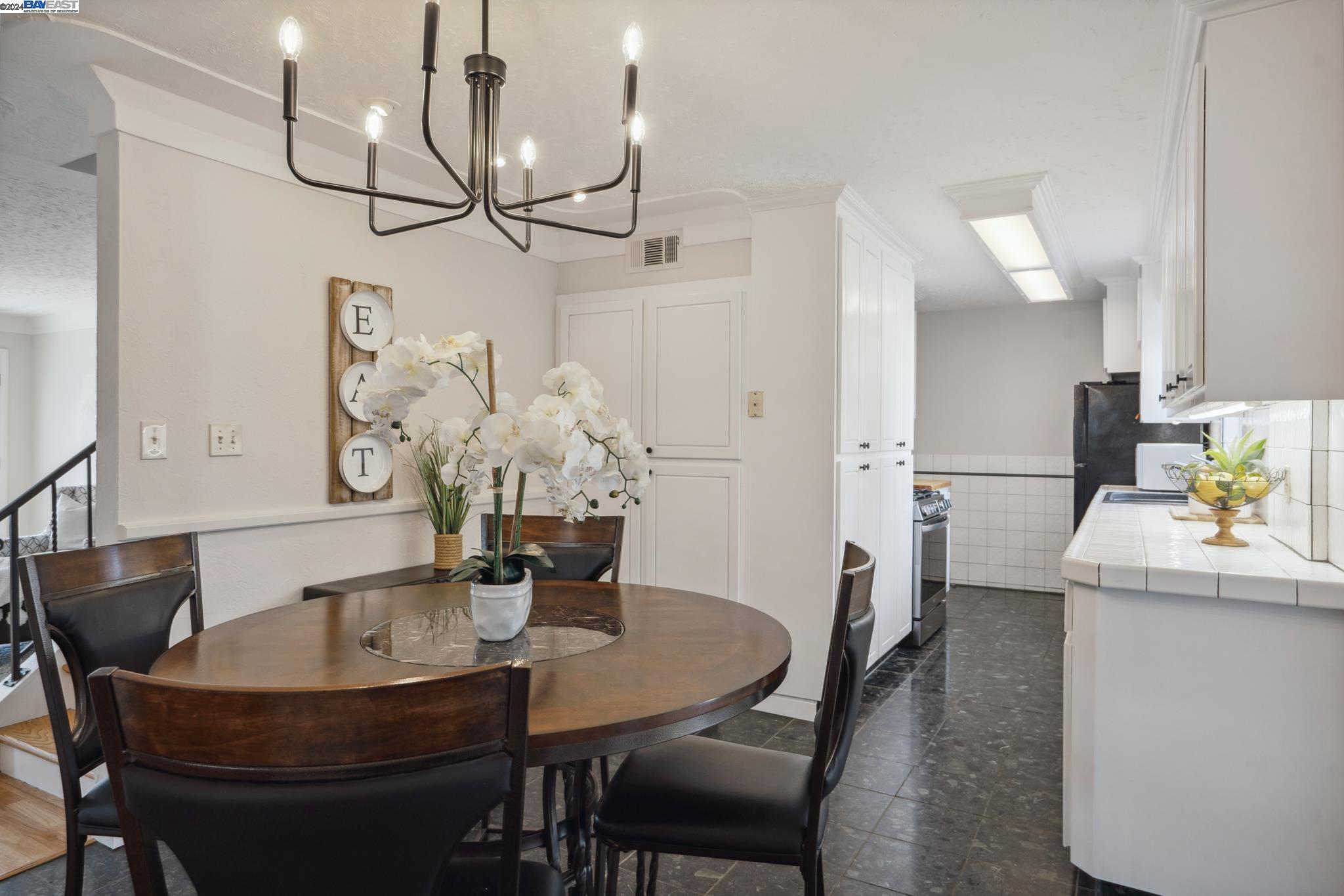 1387 Hillview Dr
