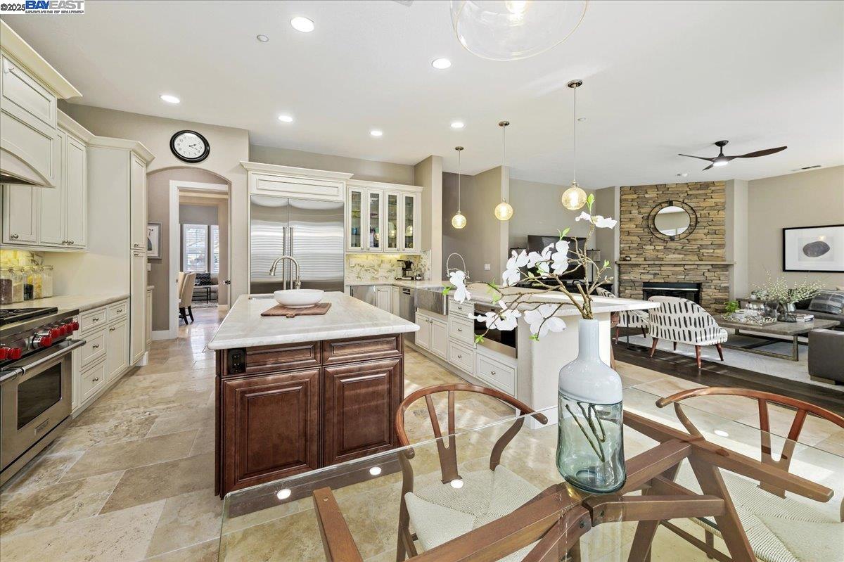 595 Old Oak Rd