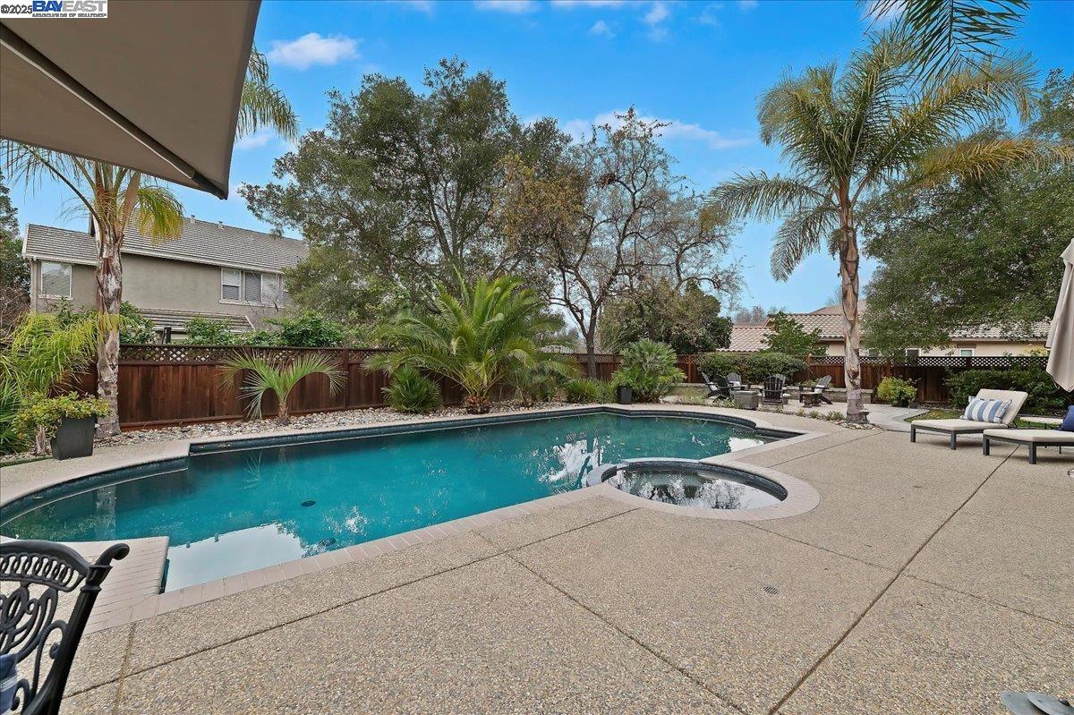 595 Old Oak Rd