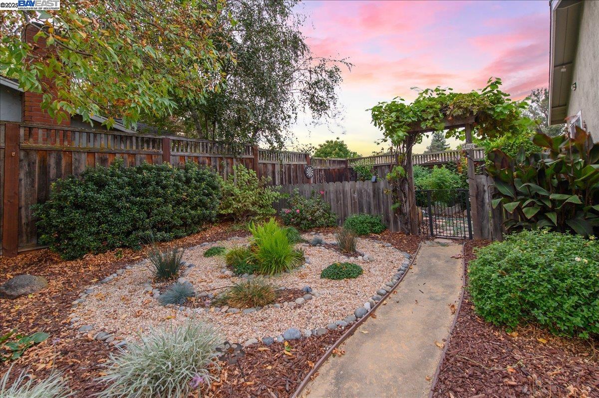 2474 Tanager Dr