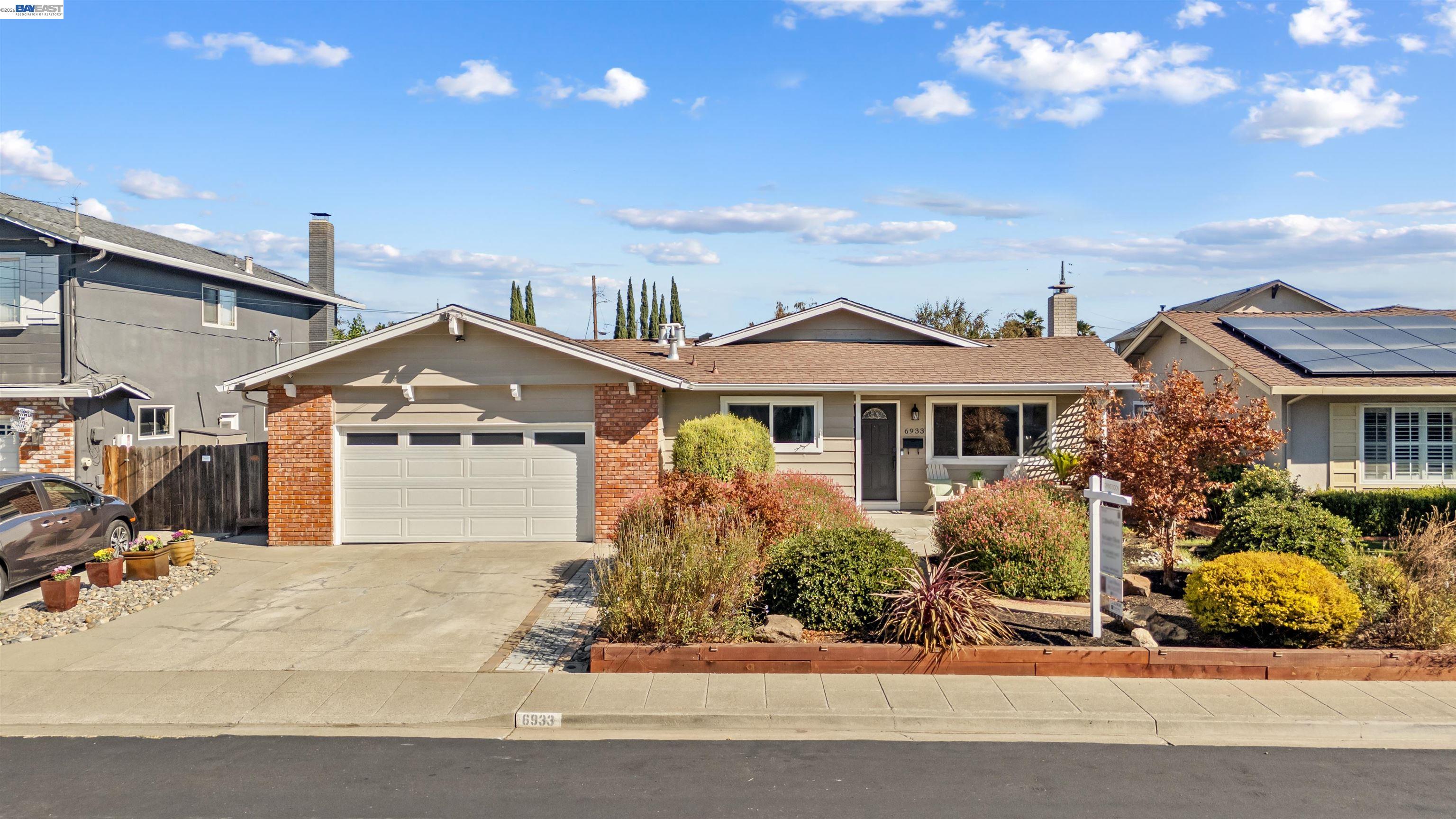 6933 Cedar Ln