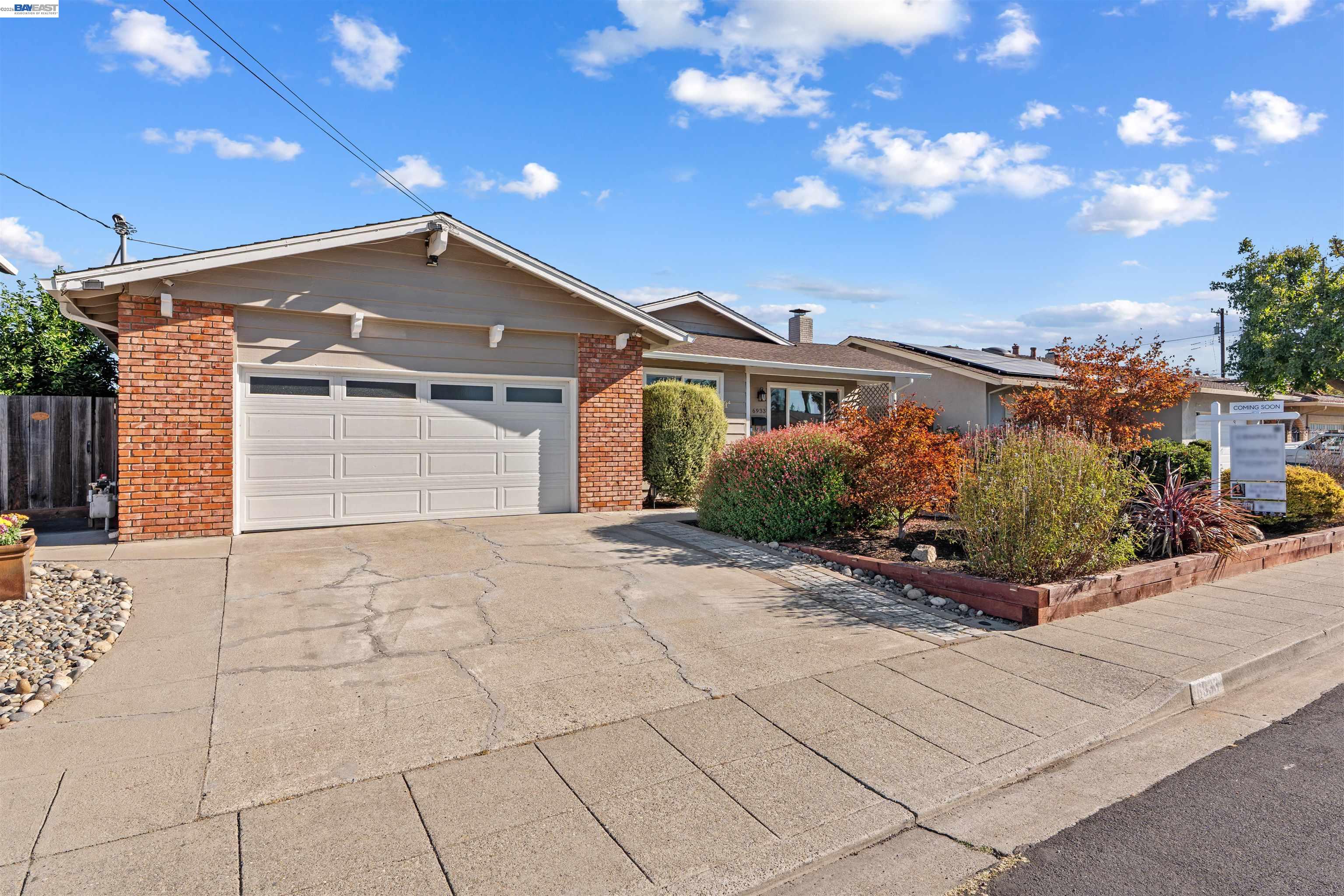 6933 Cedar Ln