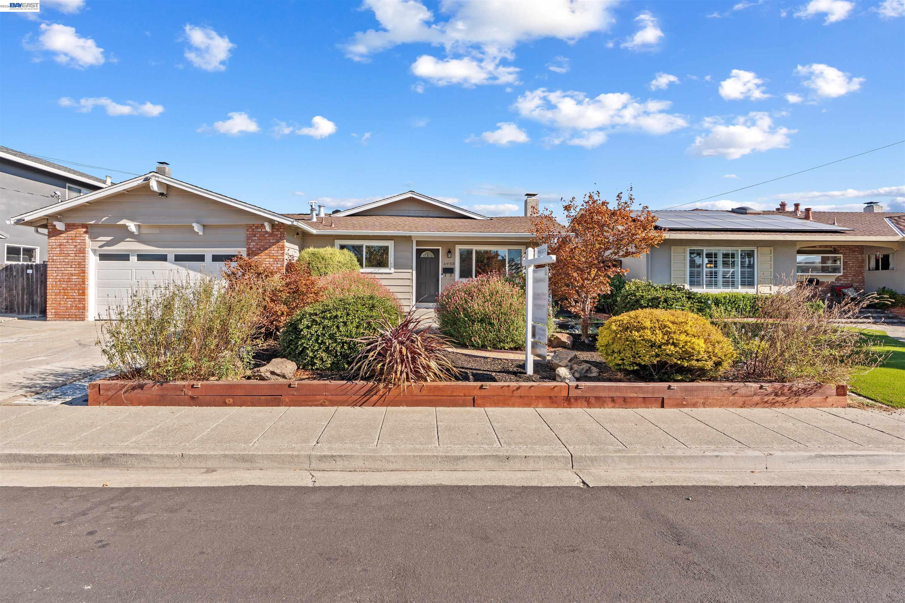 6933 Cedar Ln