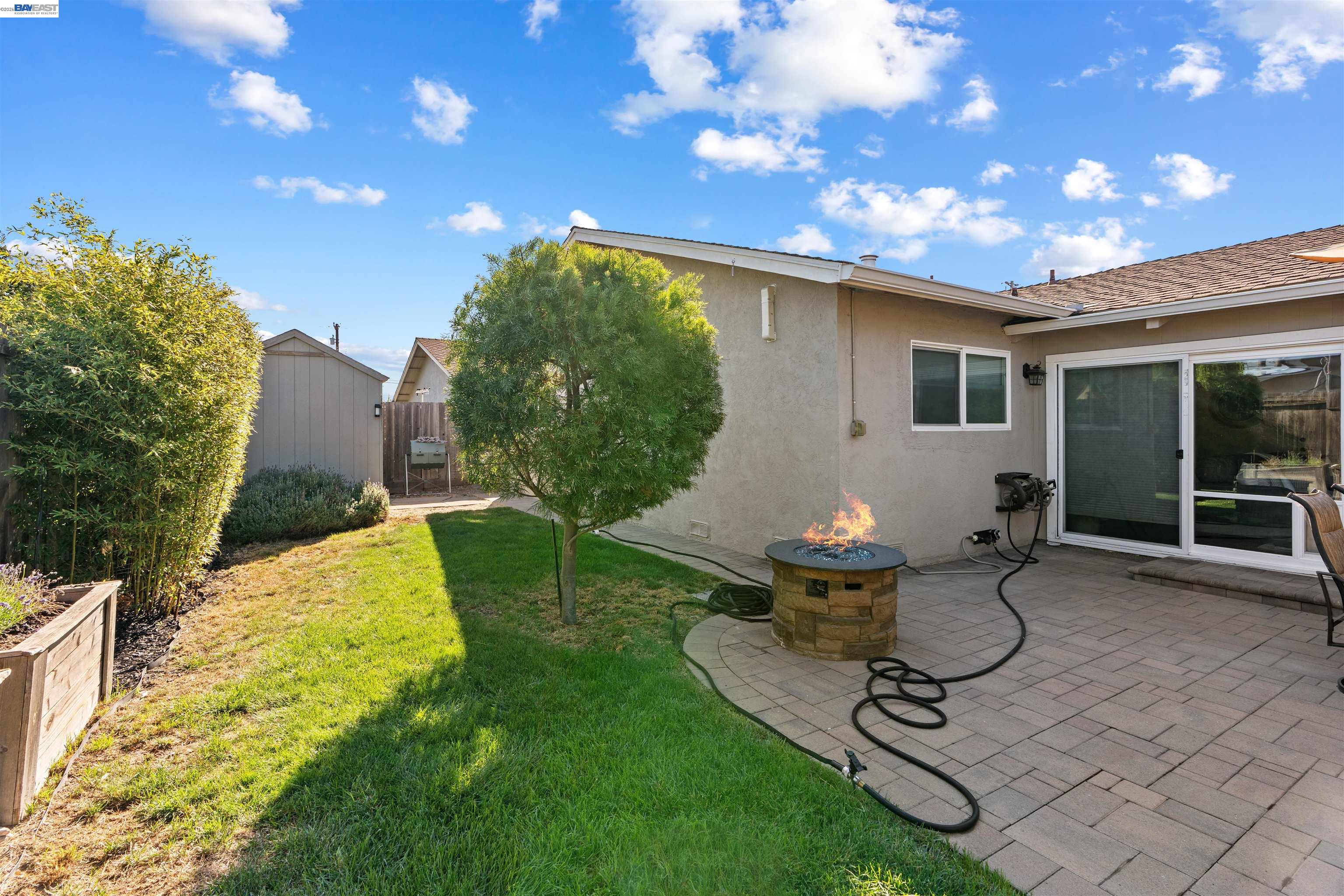 6933 Cedar Ln