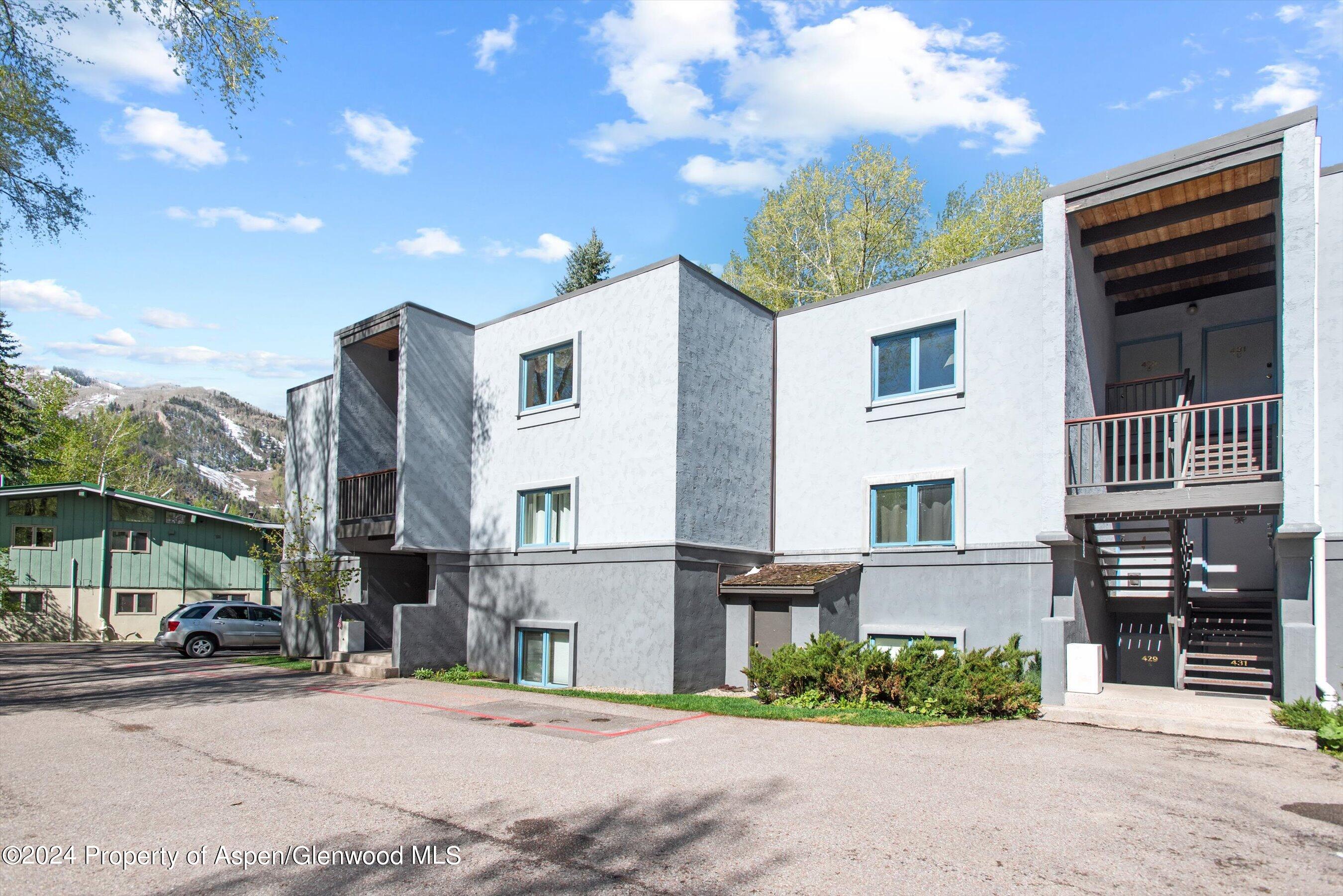 425 Park Circle, C3