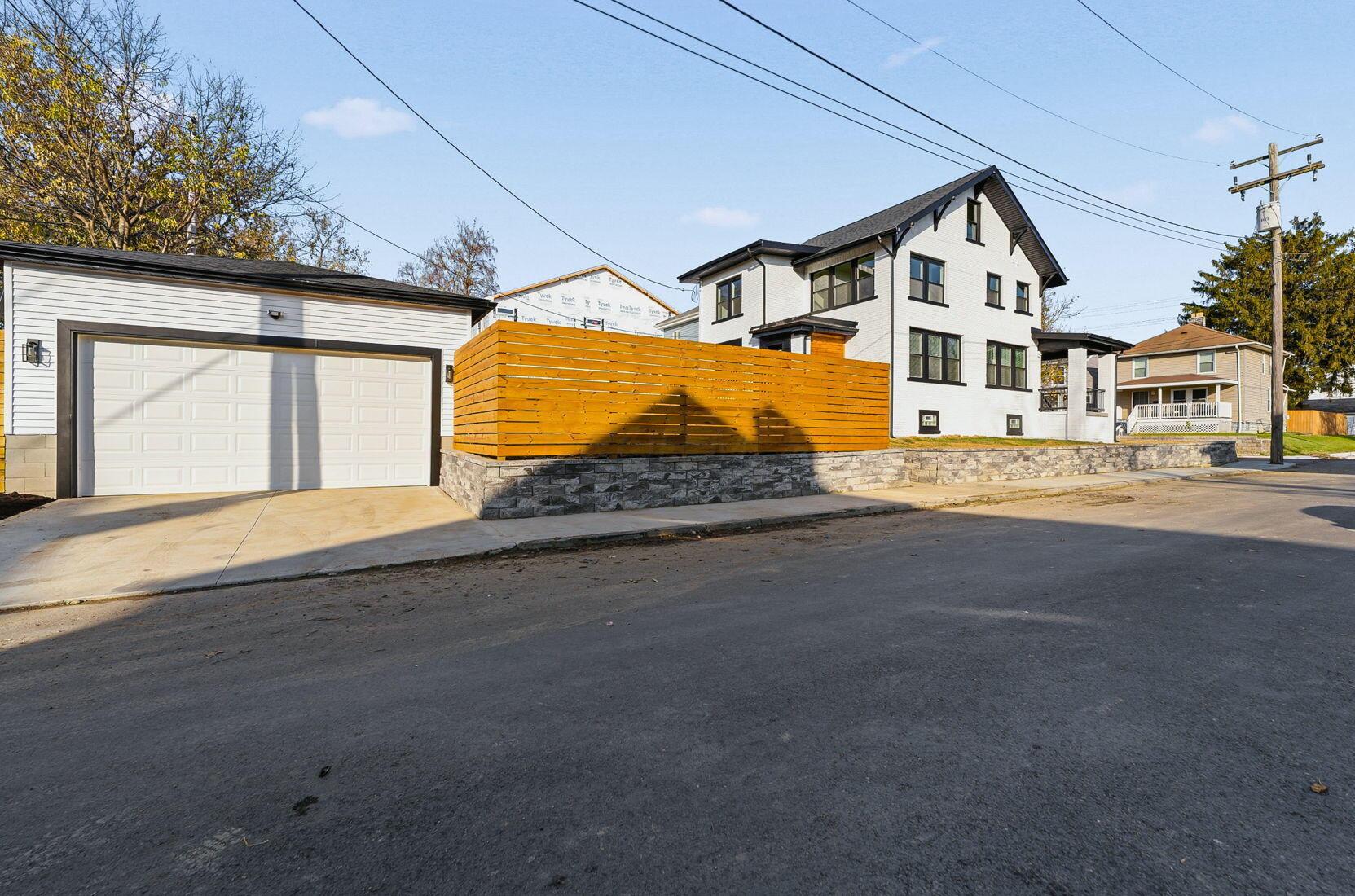 975 Carpenter Street