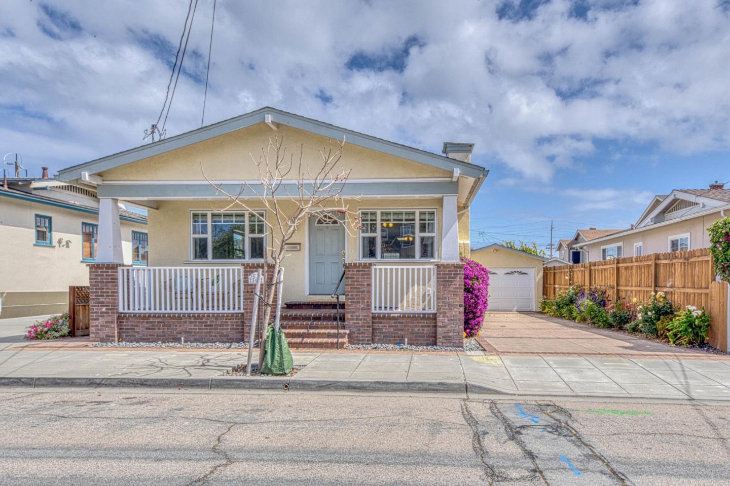 563 Pearl ST