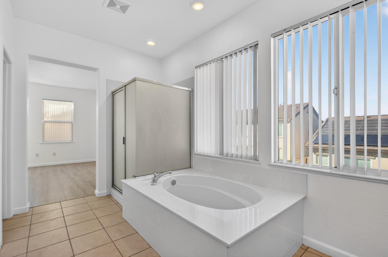 5914 SILVEROAK Circle