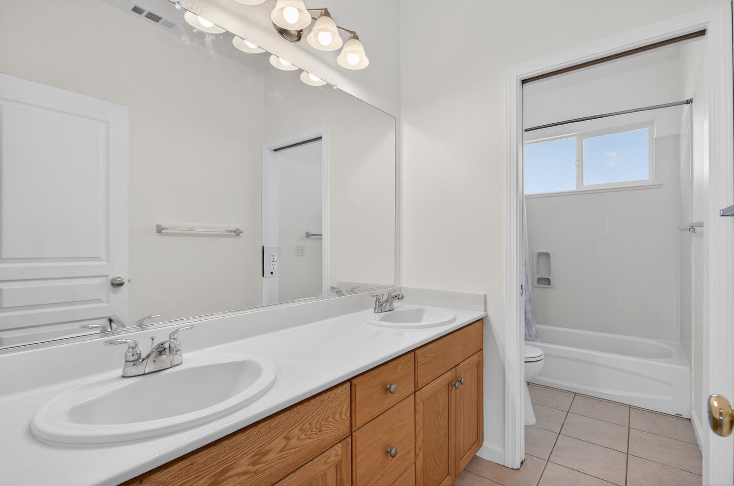 5914 SILVEROAK Circle