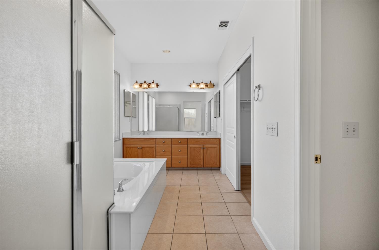 5914 SILVEROAK Circle