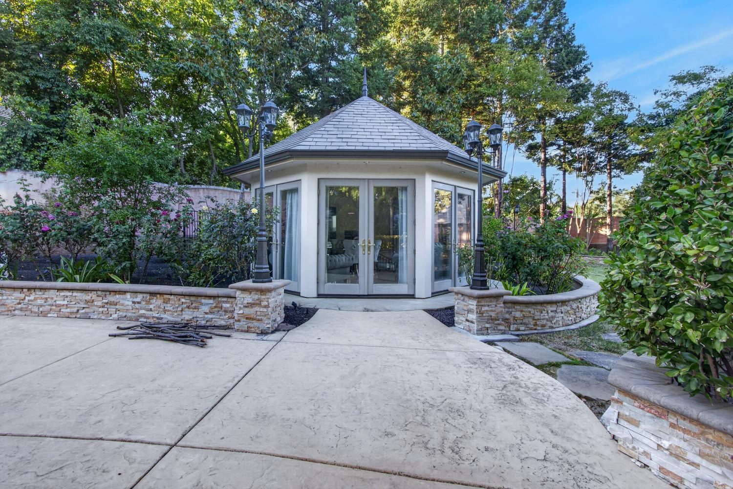 5021 JARDIN Lane