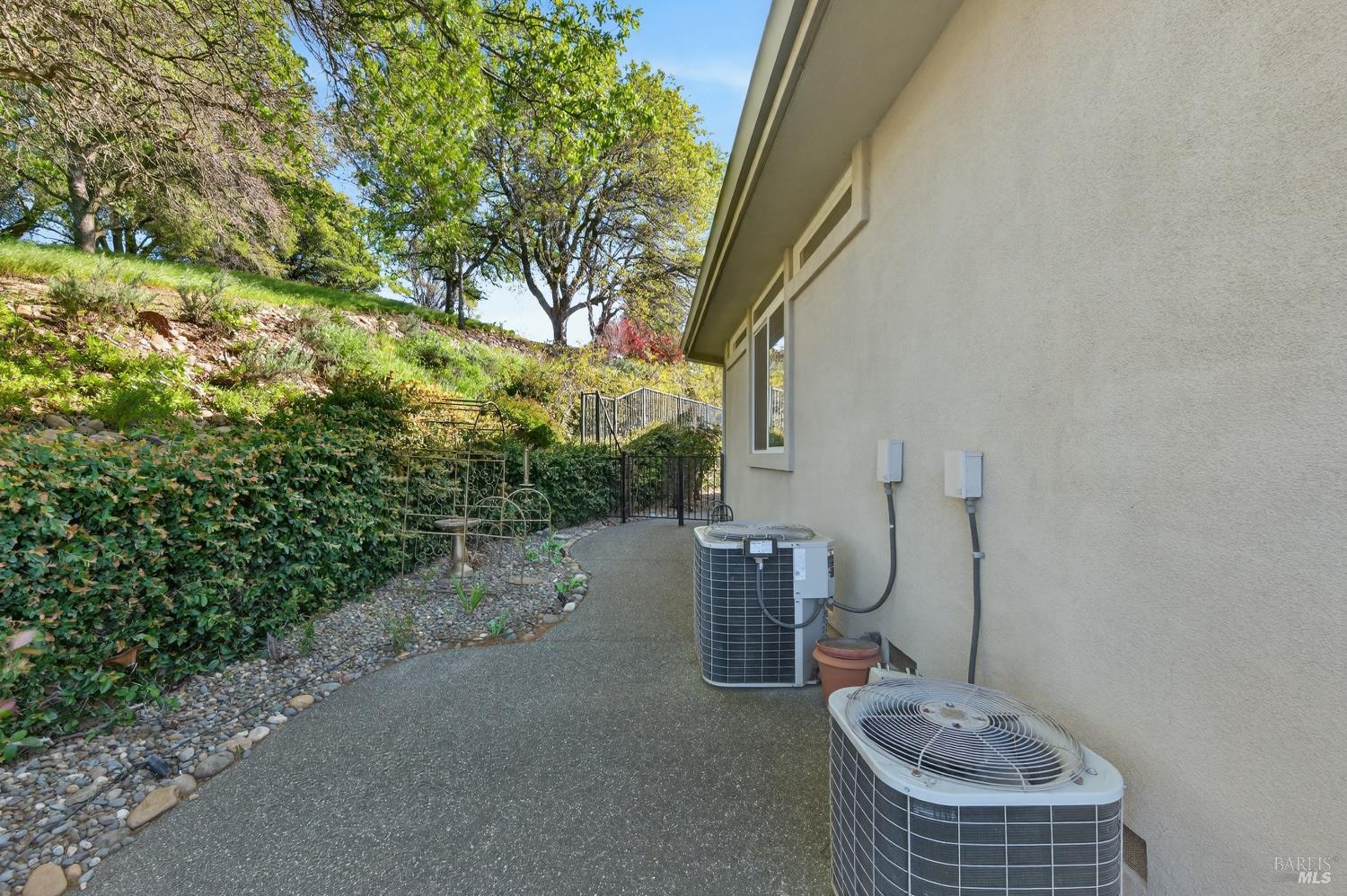 2054 PINECREST Court