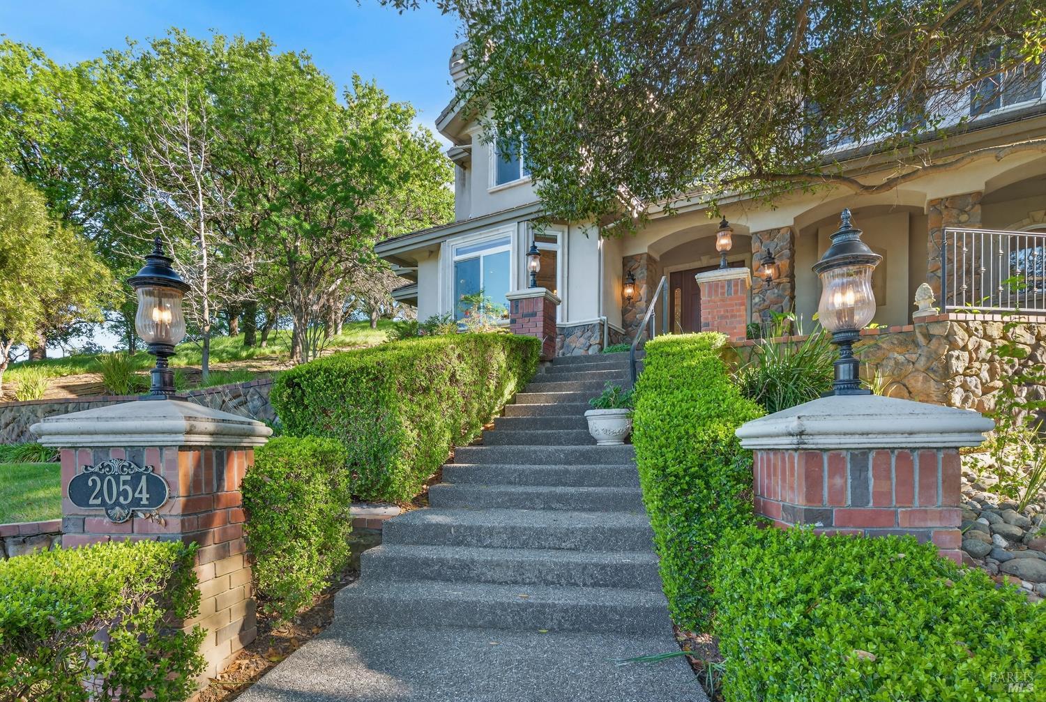 2054 PINECREST Court