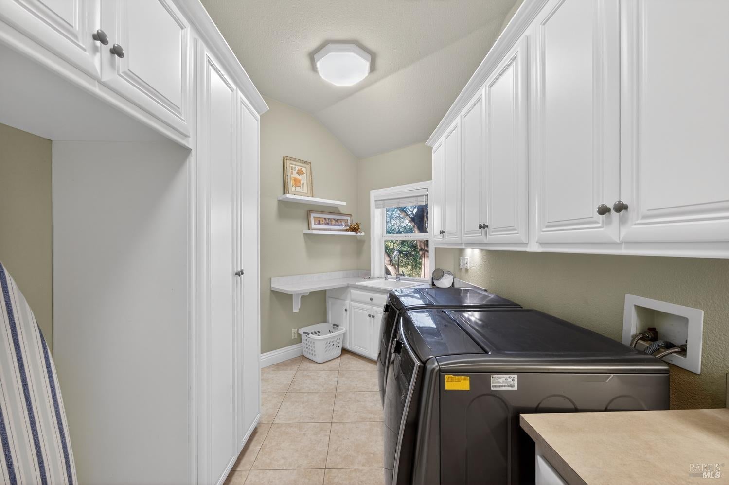 2054 PINECREST Court
