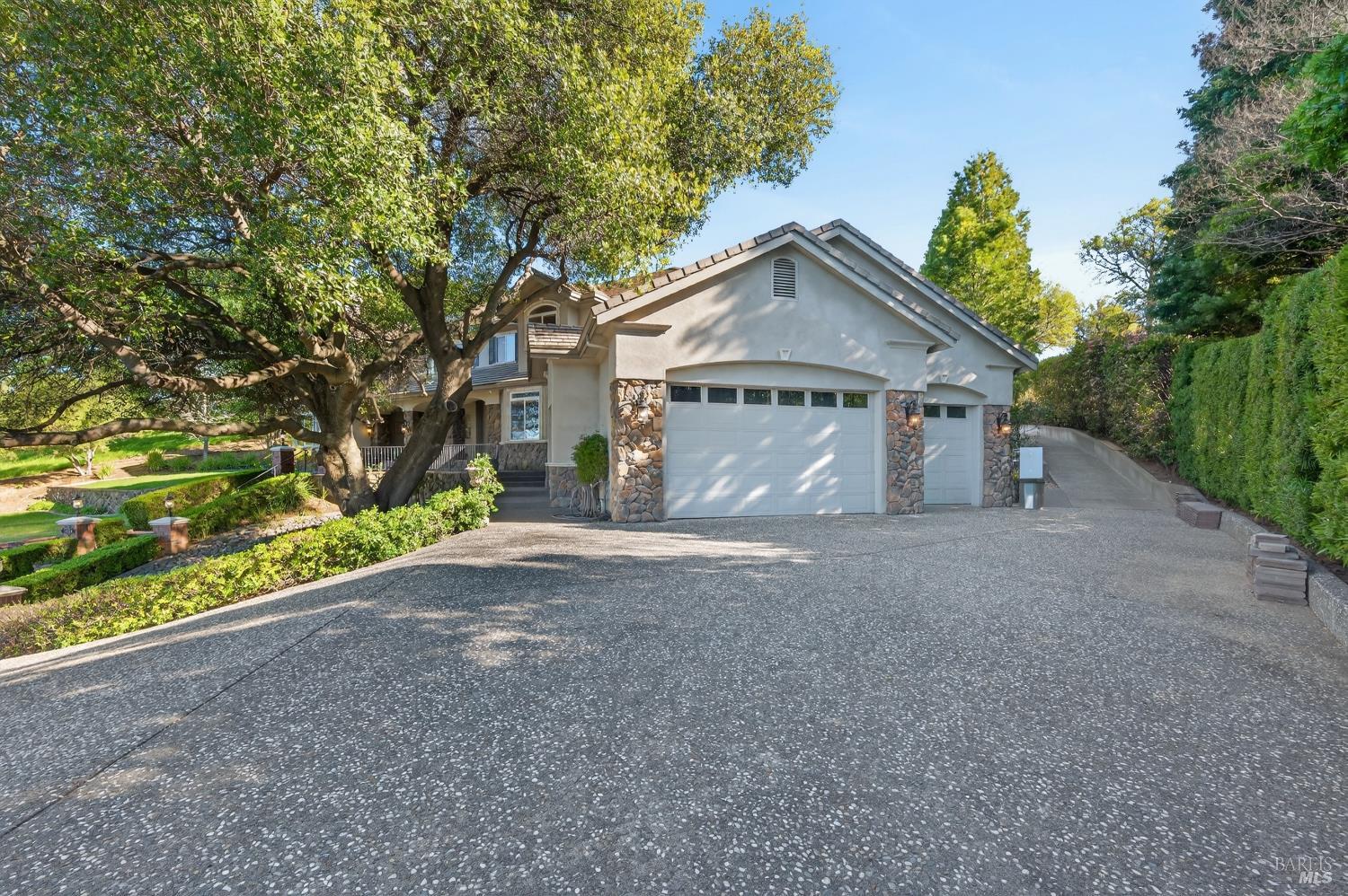 2054 PINECREST Court