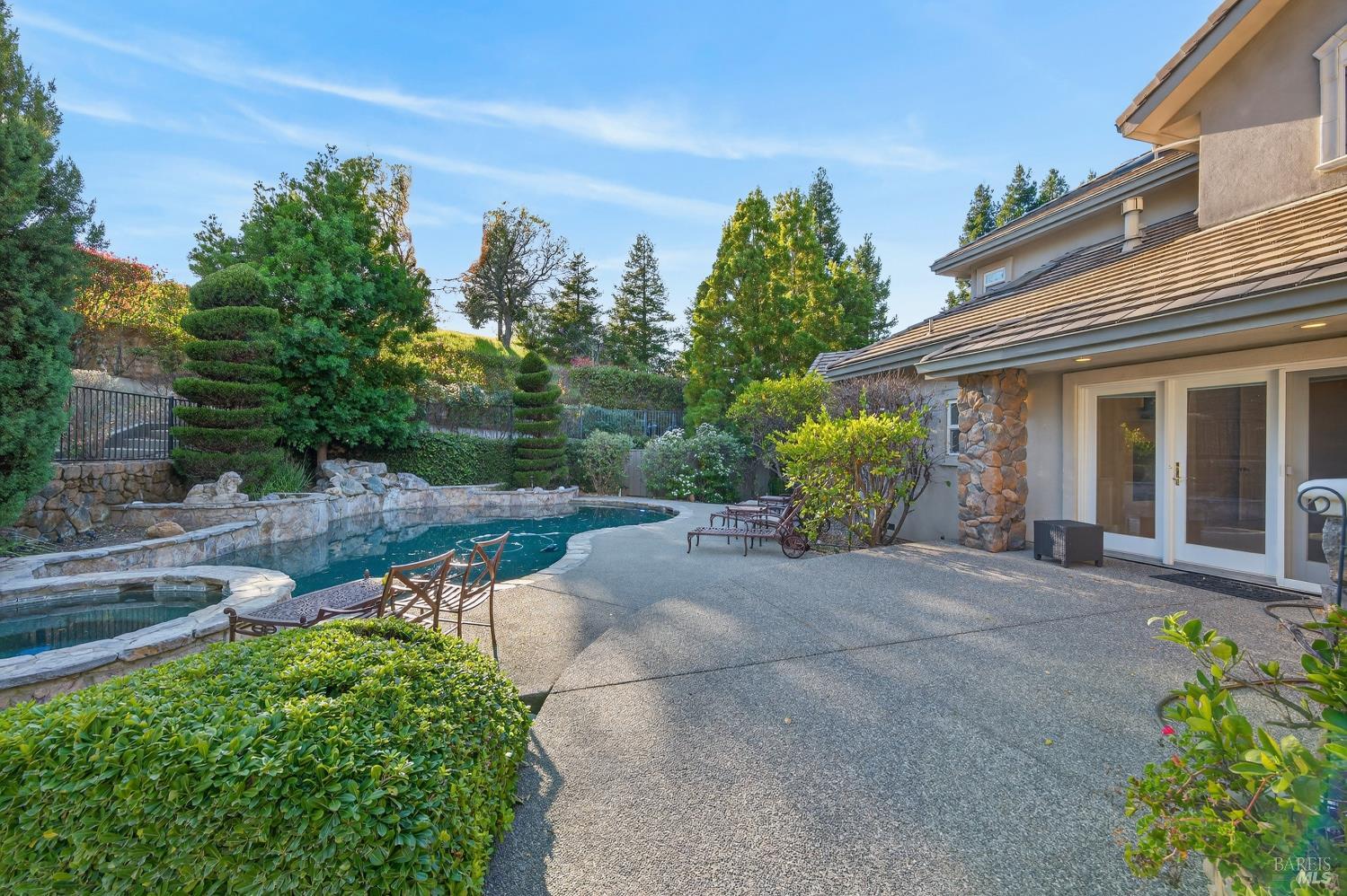 2054 PINECREST Court