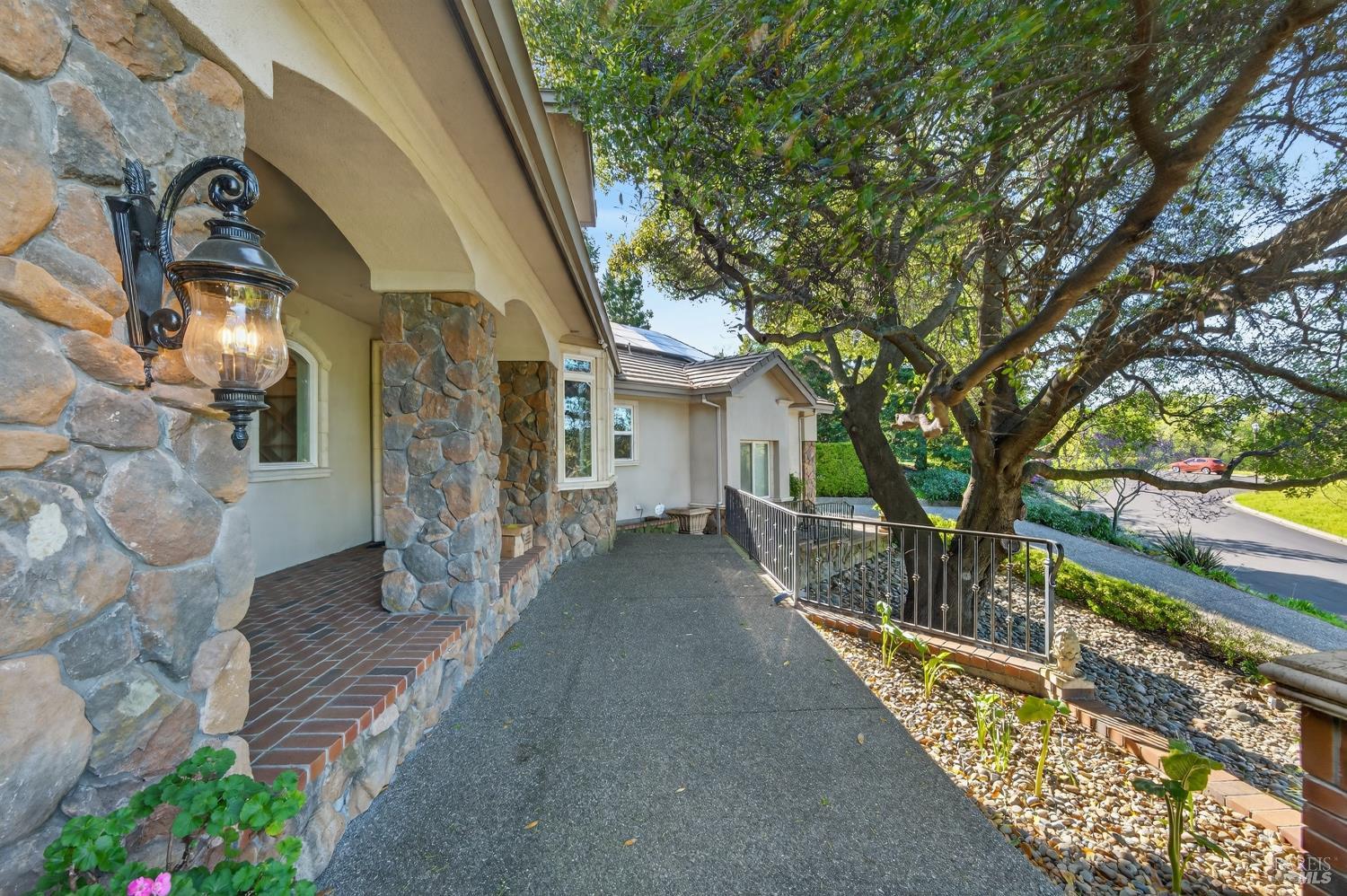 2054 PINECREST Court