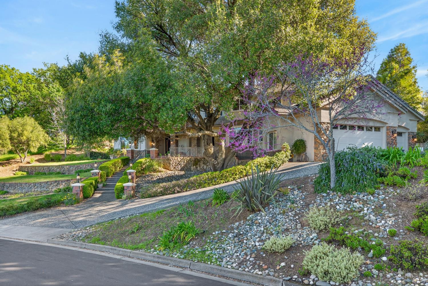 2054 PINECREST Court