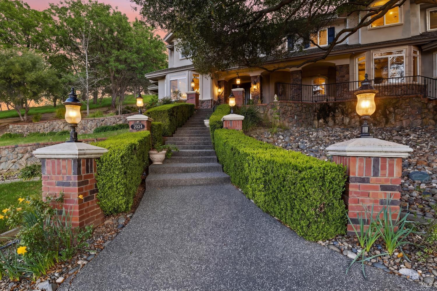 2054 PINECREST Court