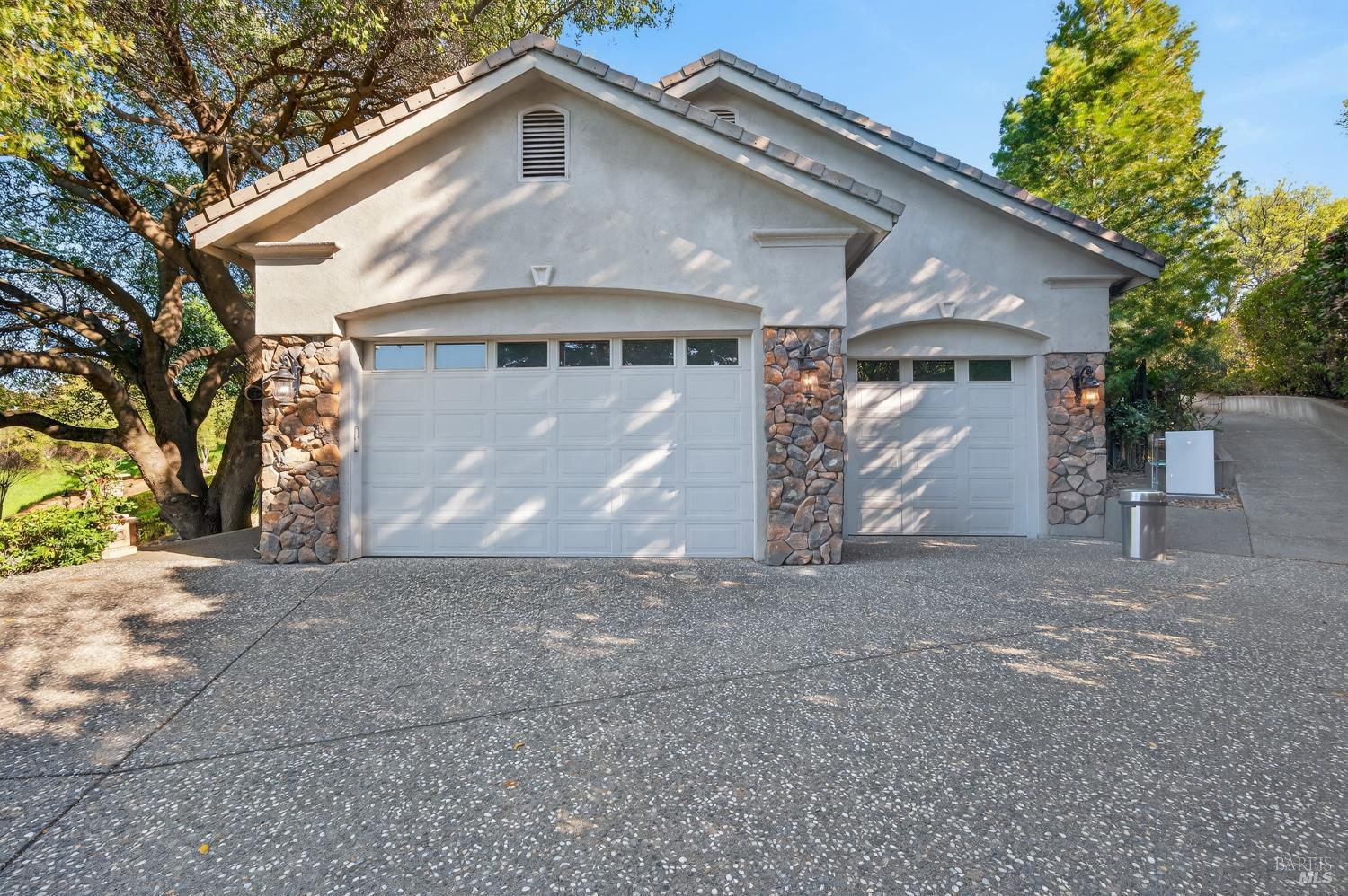 2054 PINECREST Court