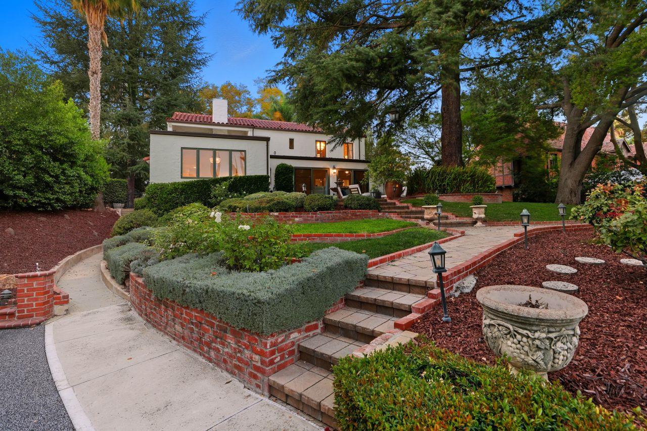696 Margaret Street