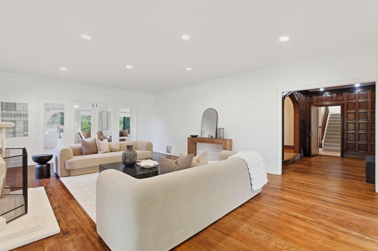 696 Margaret Street