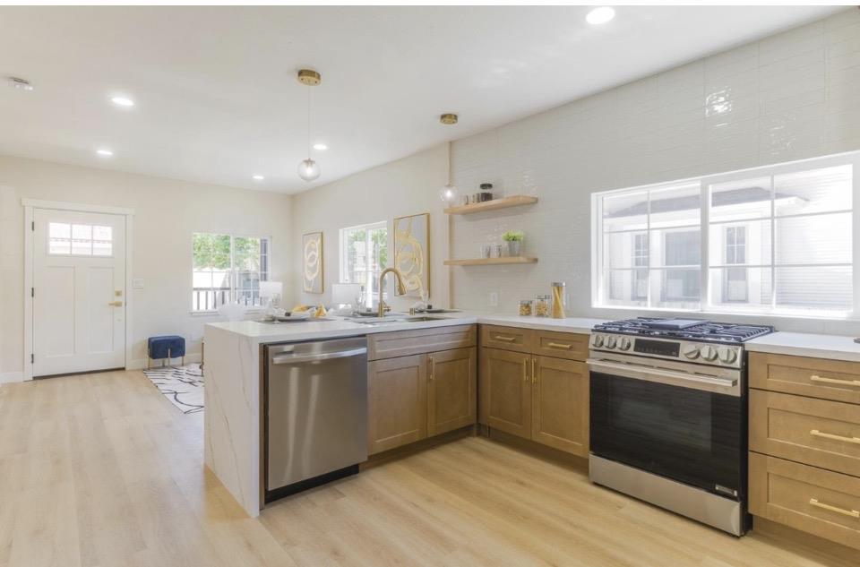 735 Locust Street