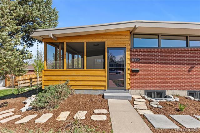 3035 E Maplewood Avenue