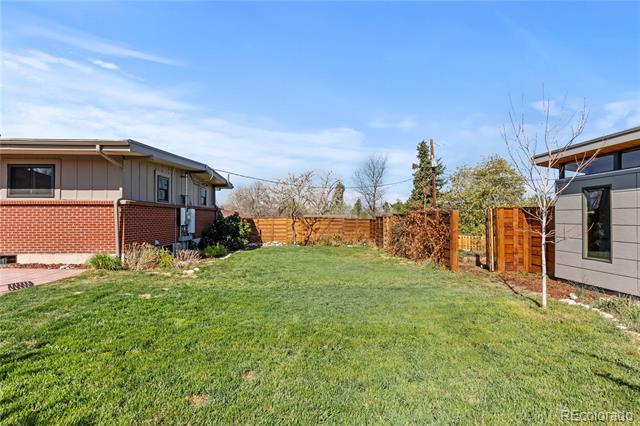 3035 E Maplewood Avenue