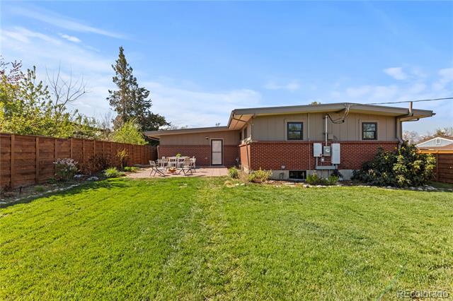 3035 E Maplewood Avenue