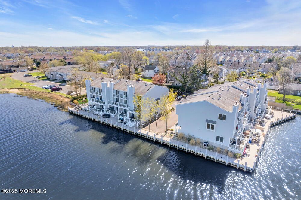 165 Riddle Avenue, 11