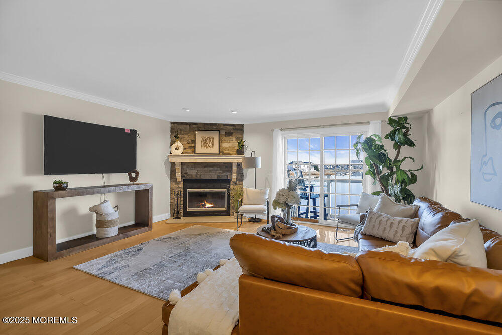 165 Riddle Avenue, 11