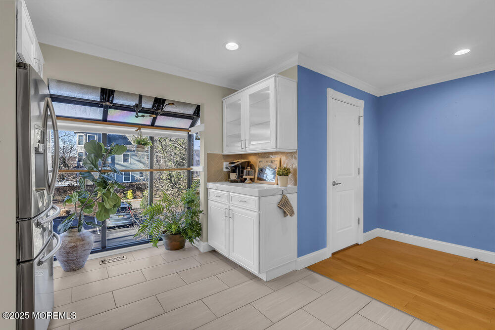 165 Riddle Avenue, 11