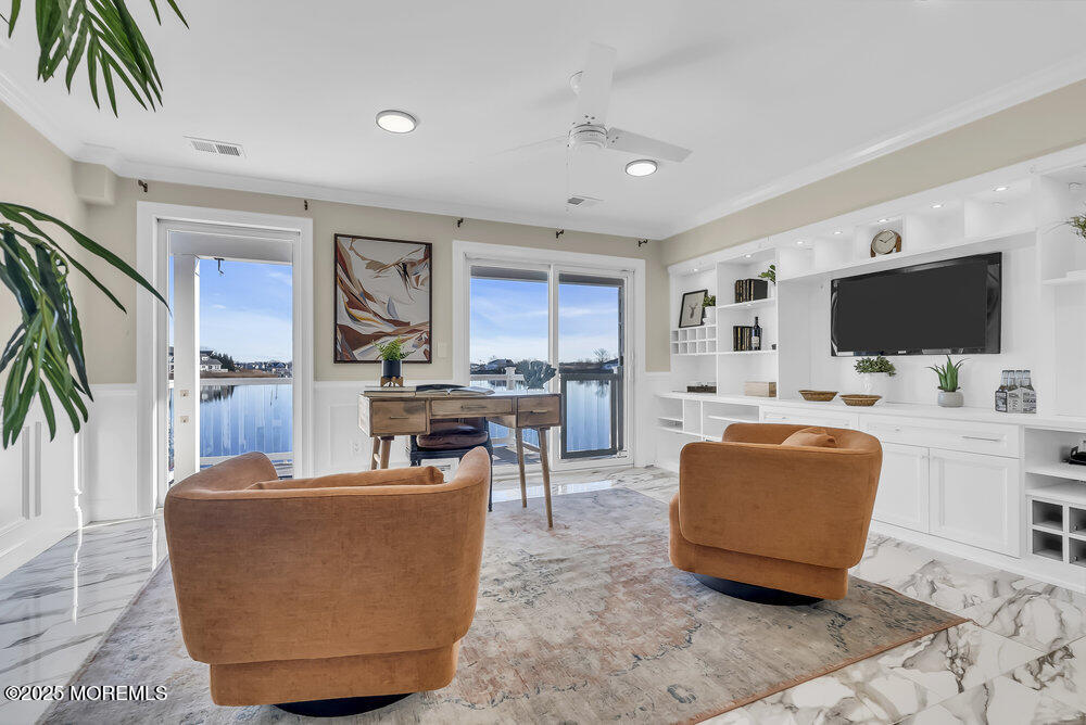 165 Riddle Avenue, 11