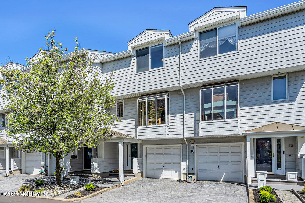 165 Riddle Avenue, 11