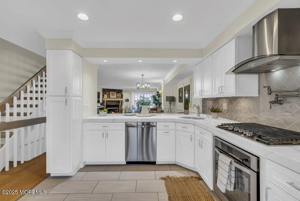 165 Riddle Avenue, 11