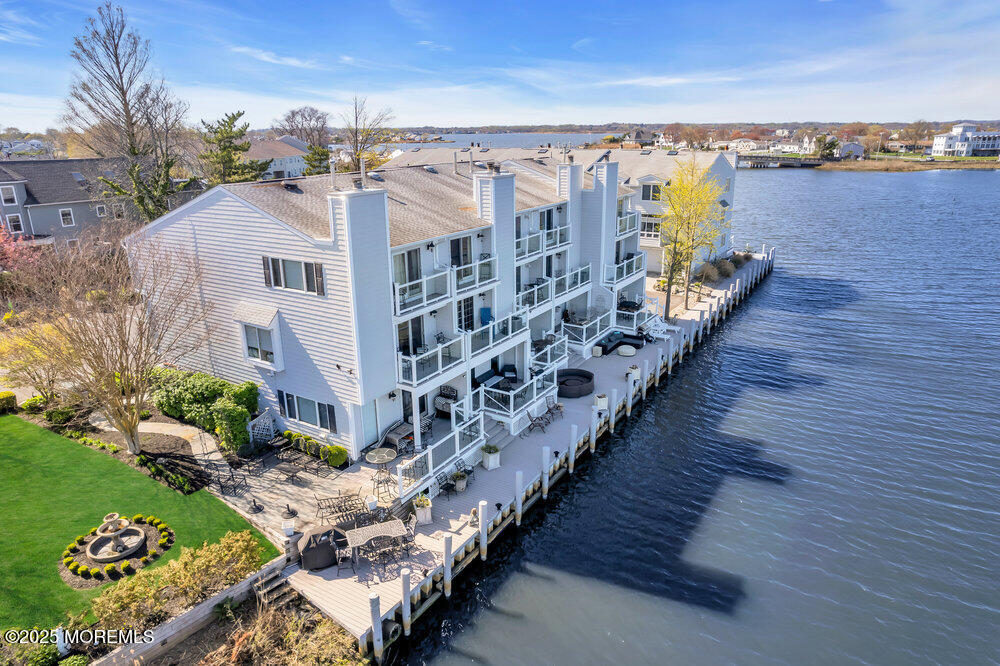 165 Riddle Avenue, 11