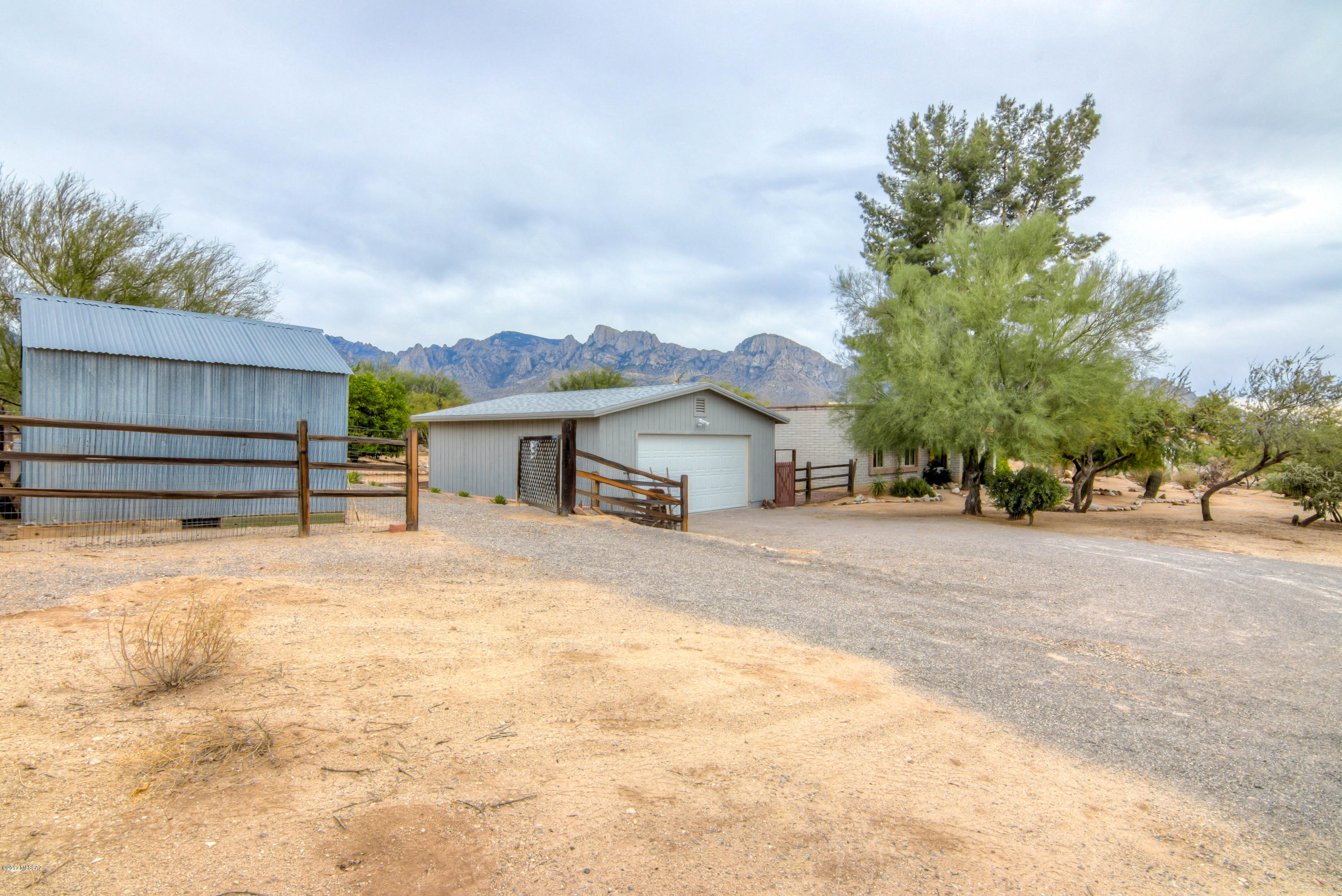 615 E Strada Patania