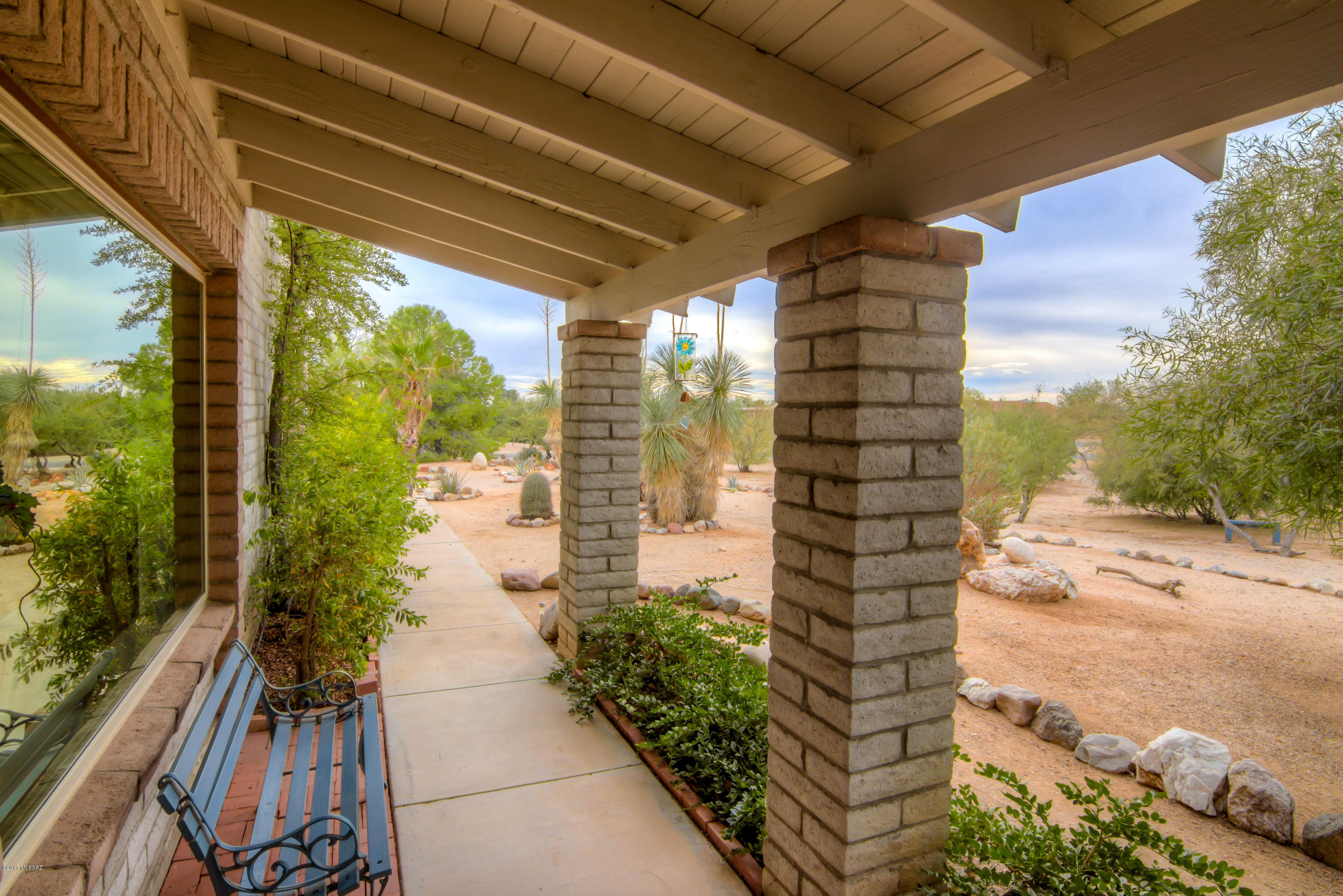 615 E Strada Patania