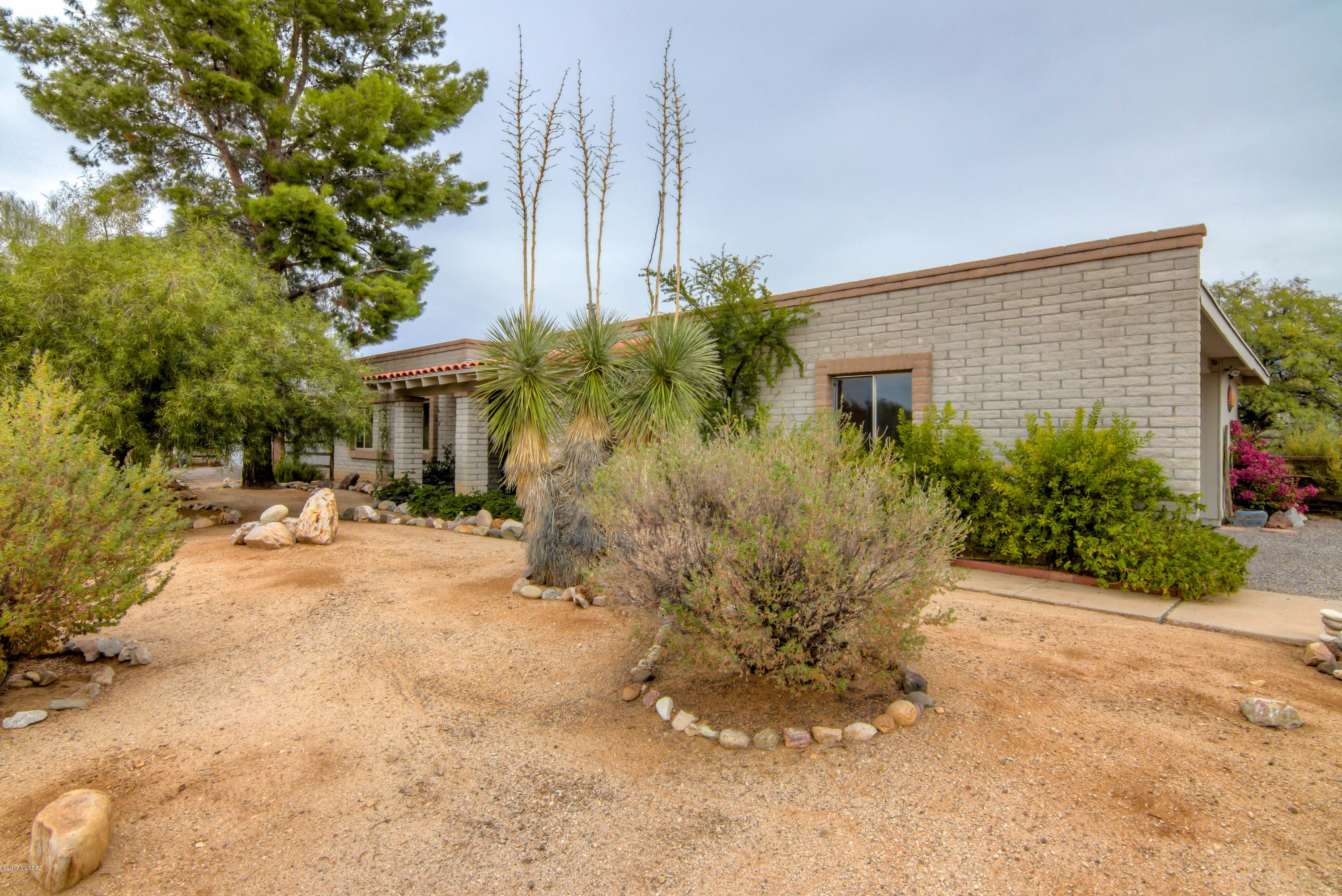 615 E Strada Patania