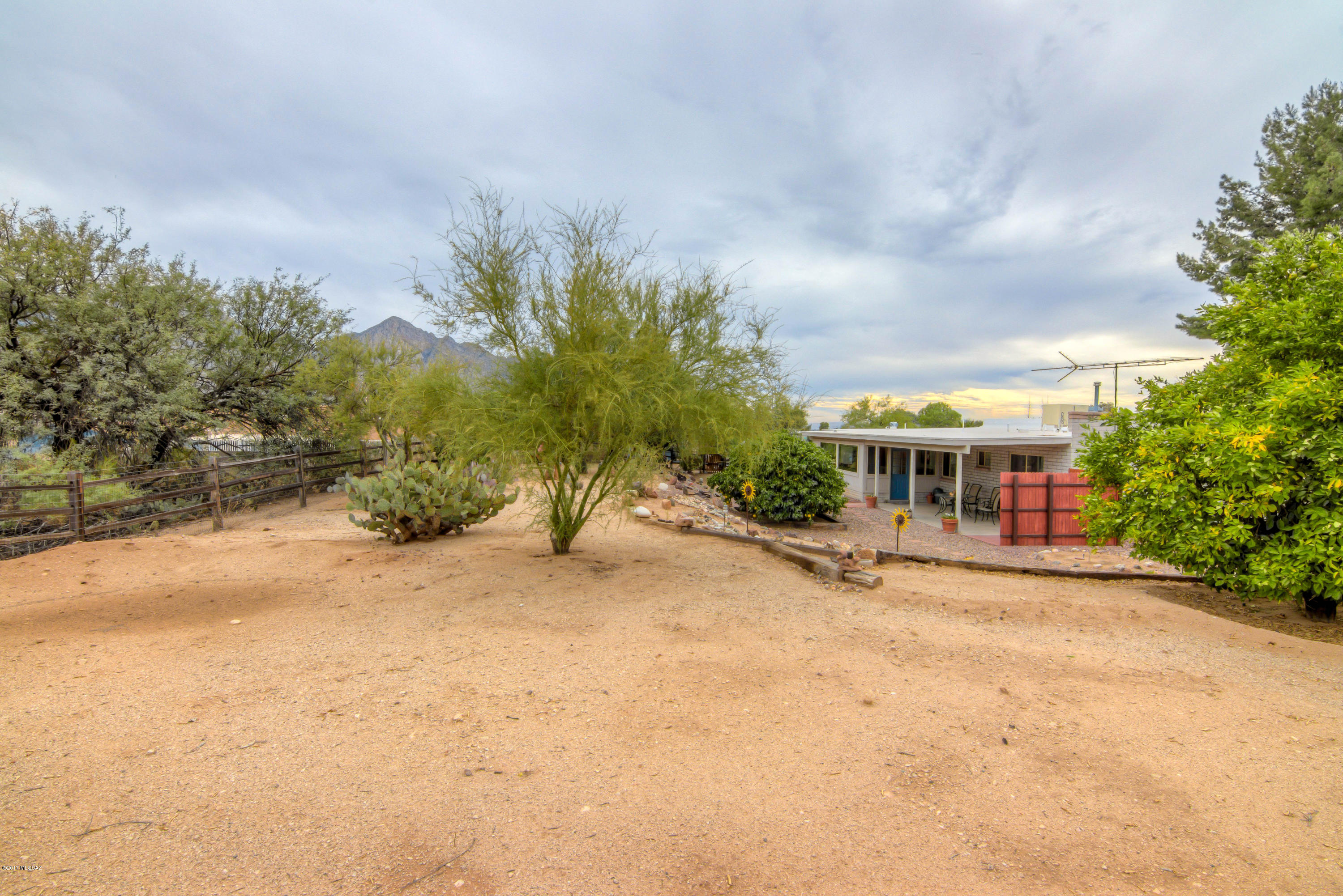 615 E Strada Patania