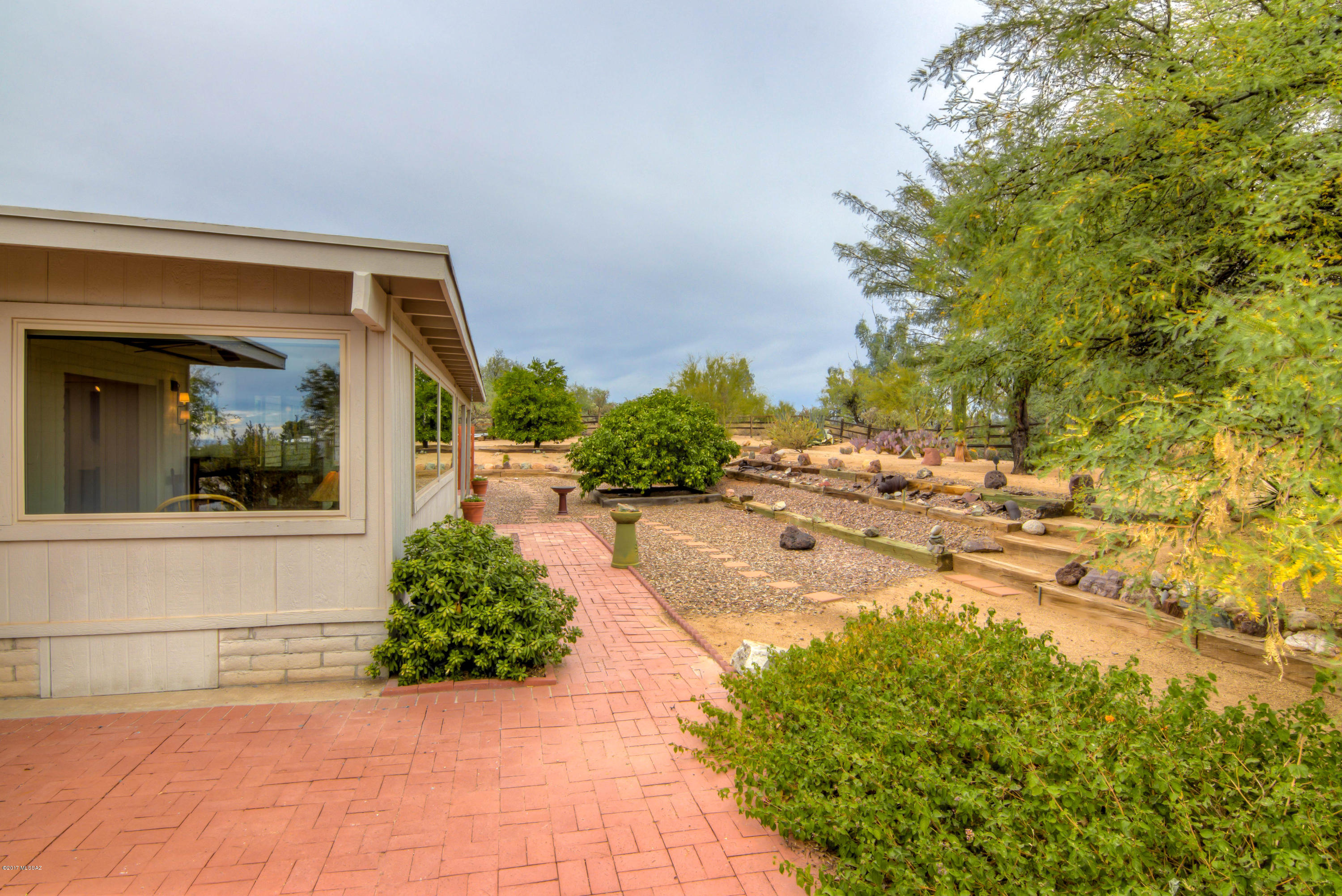 615 E Strada Patania