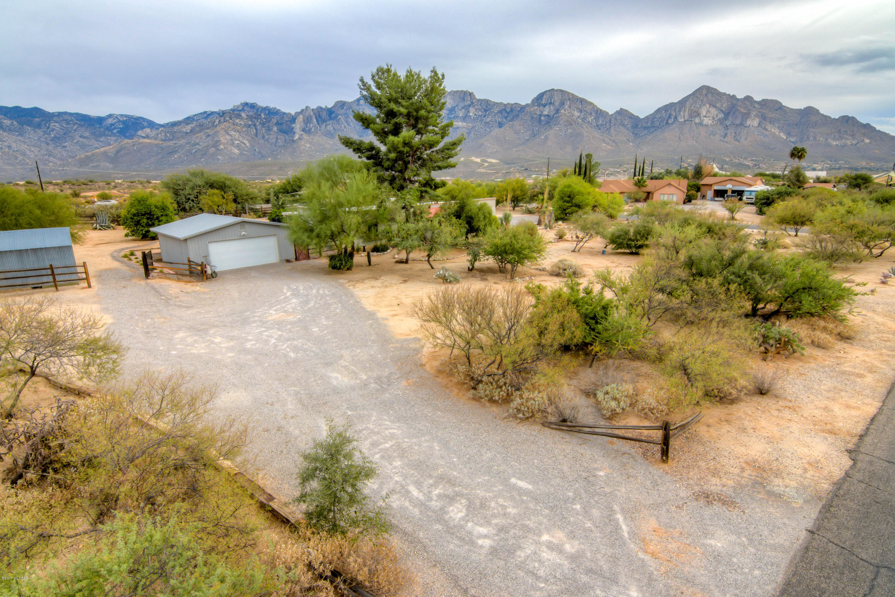 615 E Strada Patania