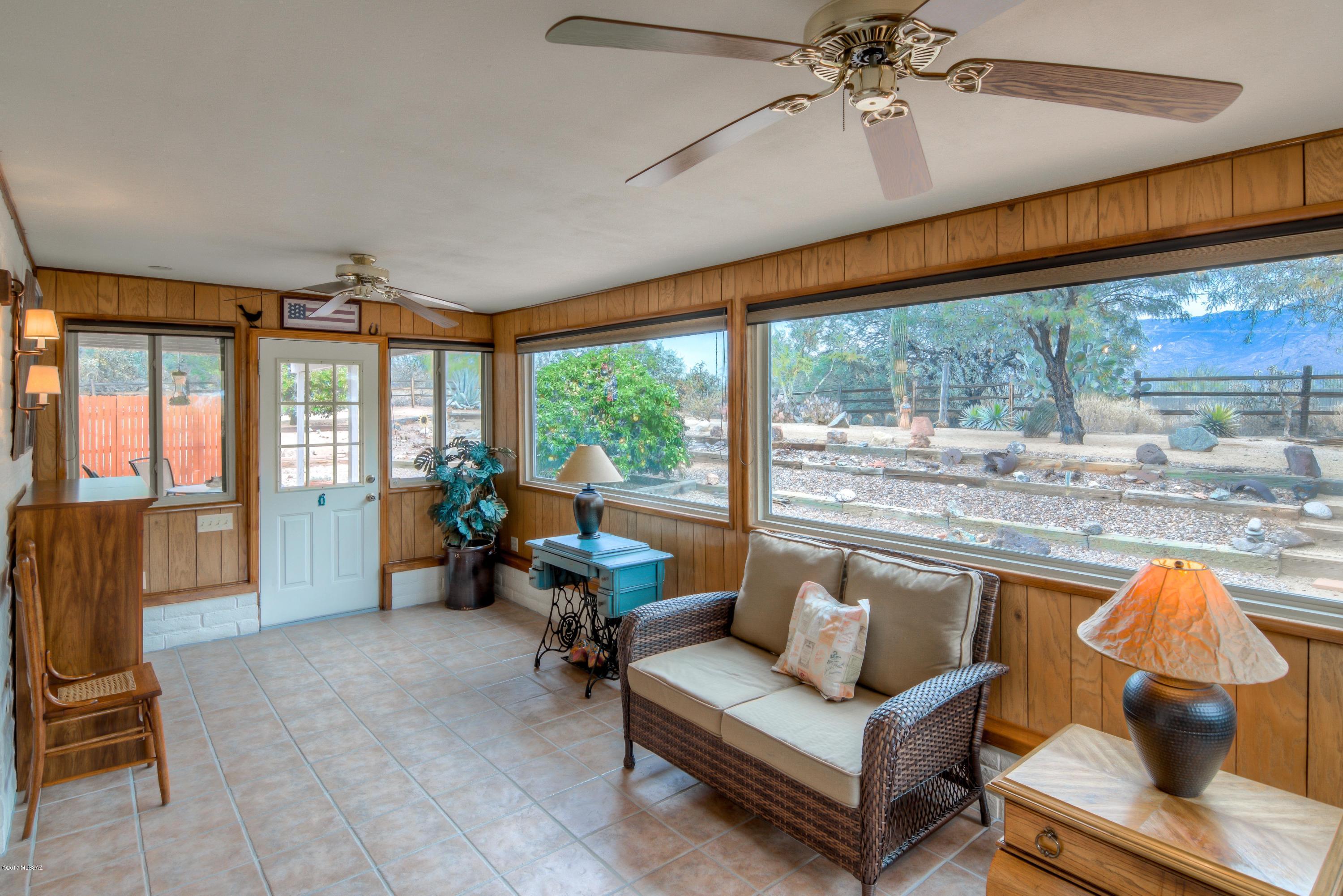 615 E Strada Patania