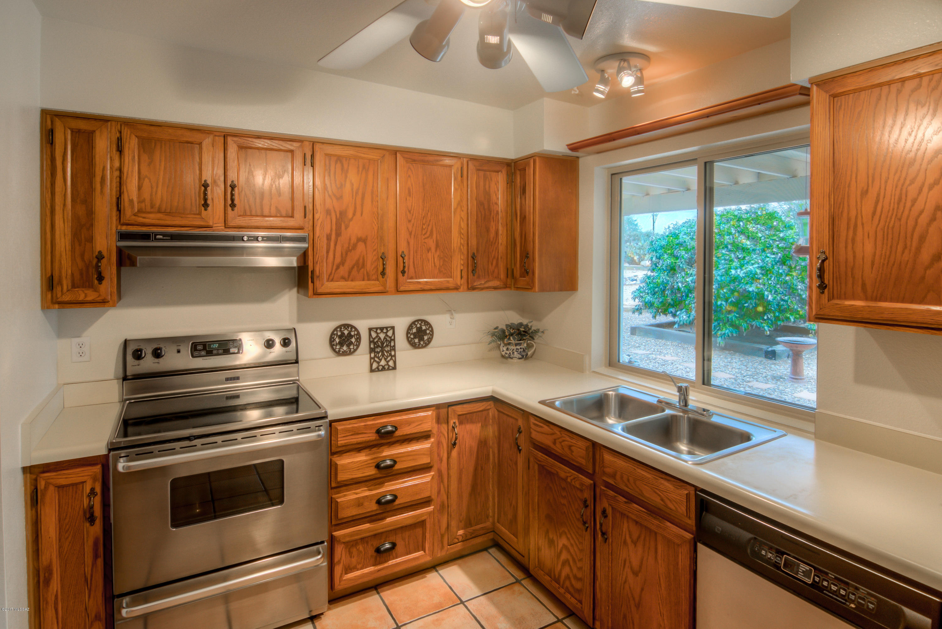 615 E Strada Patania