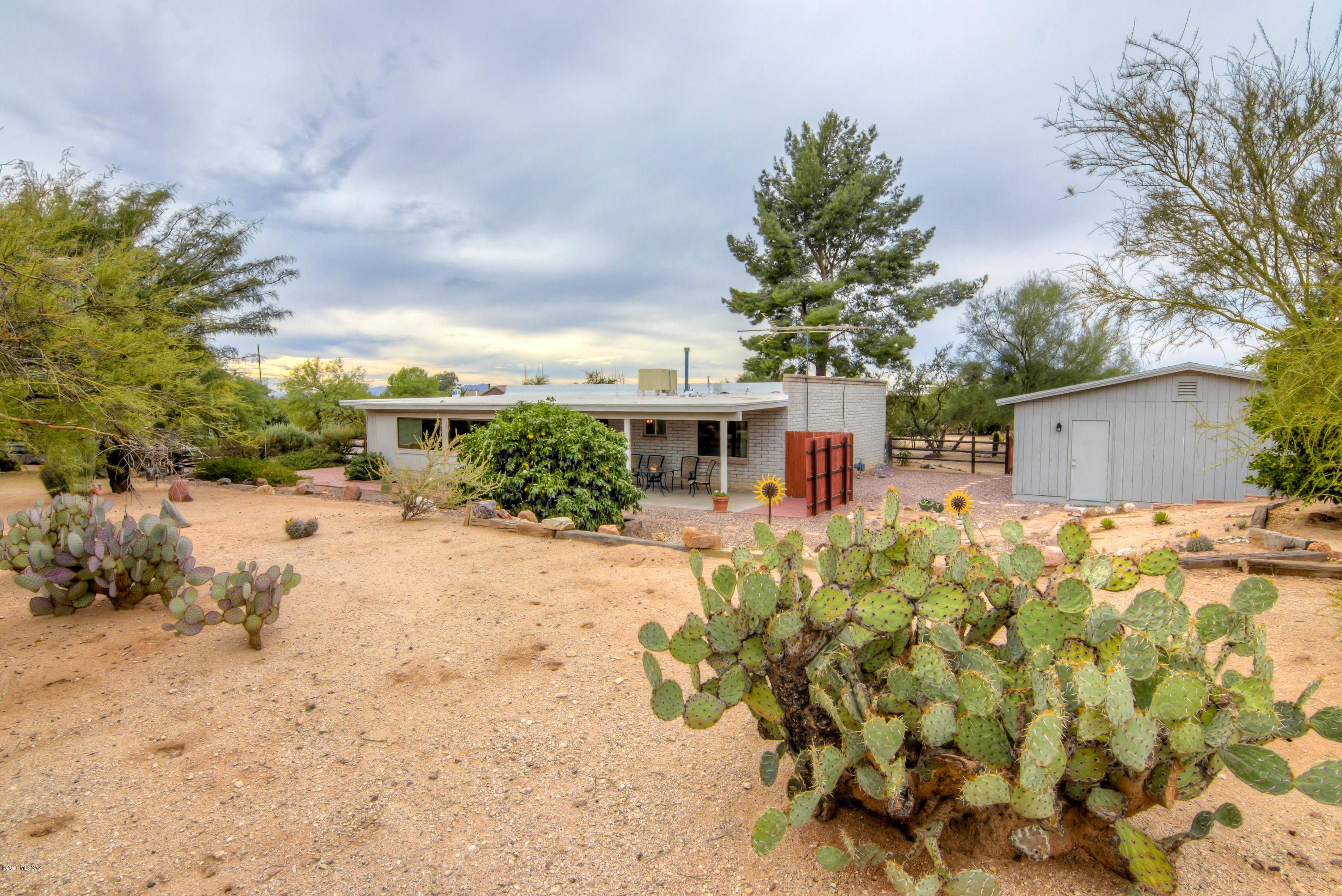 615 E Strada Patania