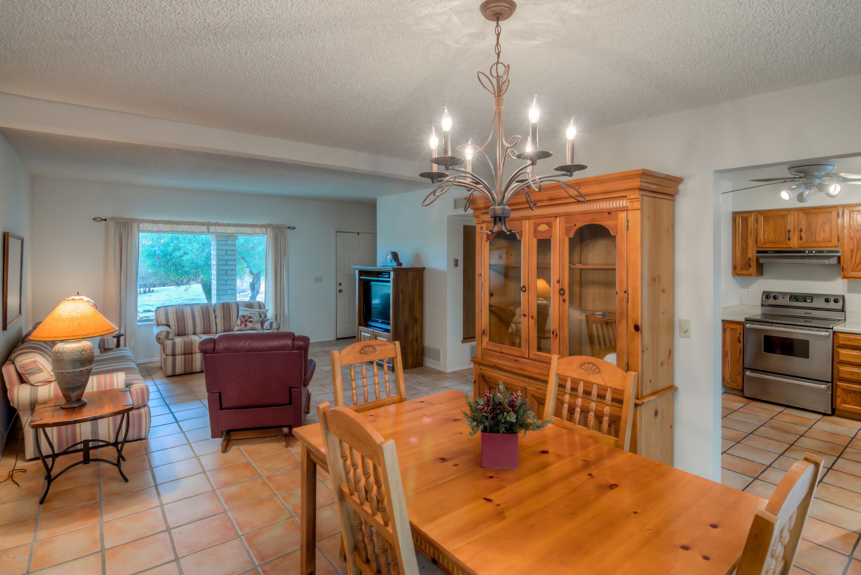 615 E Strada Patania