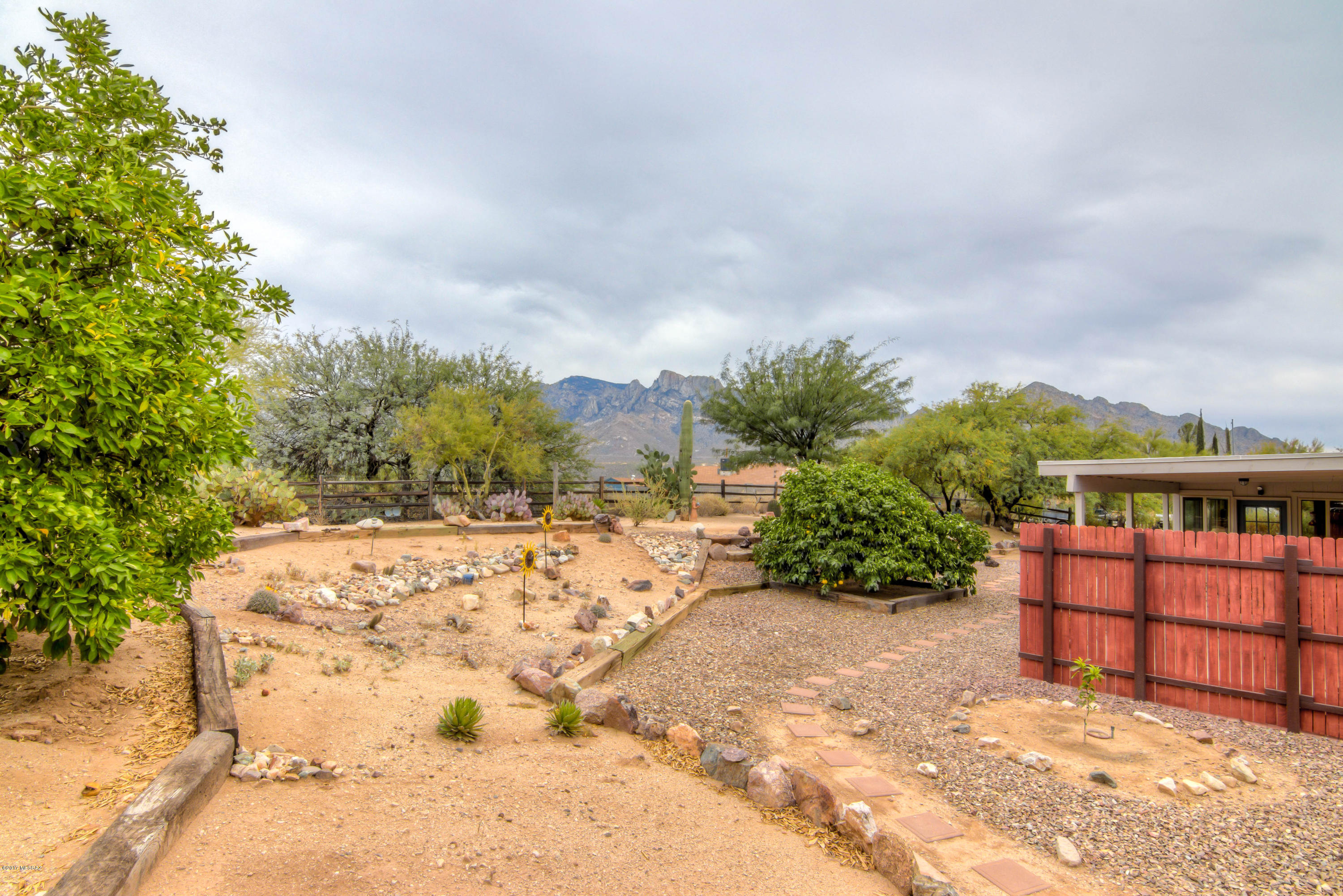 615 E Strada Patania